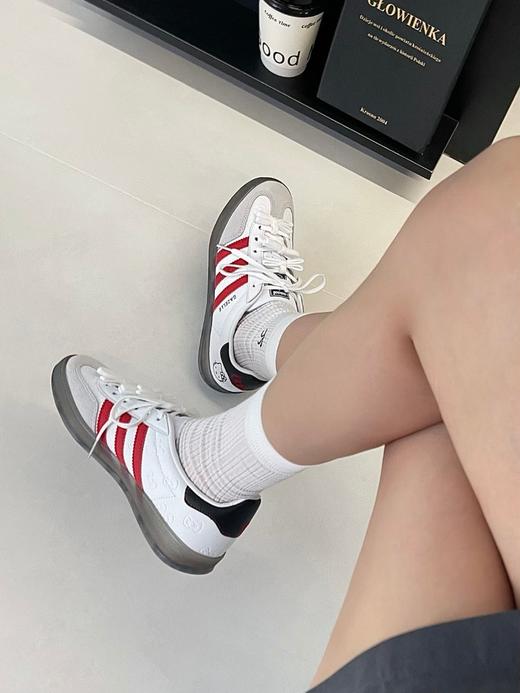 点此购买 Hello Kitty×阿迪50周年限定联名款女士德训鞋 98 318775 商品图2