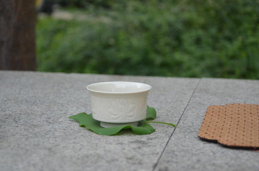 手工定窑 净水莲花品茗杯 轻握杯盏 指尖触碰到莲花的细腻纹理 定瓷风雅 商品图4