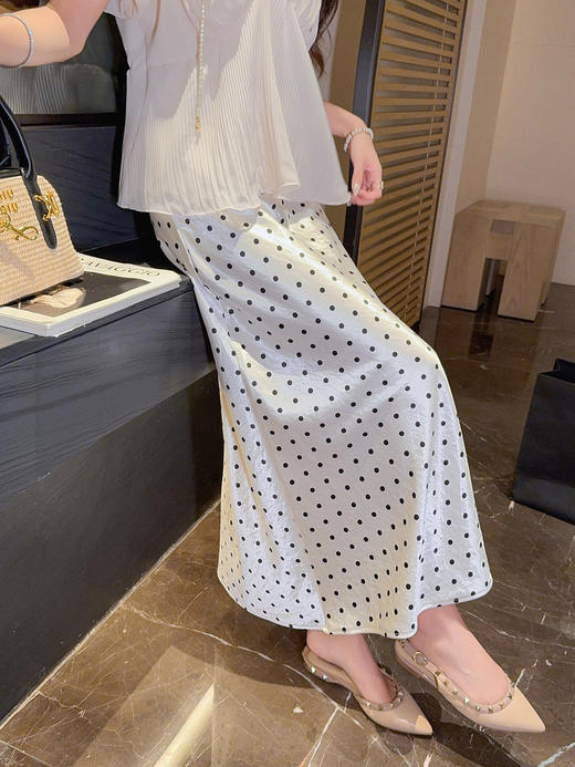 张心子【丝滑触感】夏款缎面气质优雅高级感波点半身裙 U2505043 商品图5