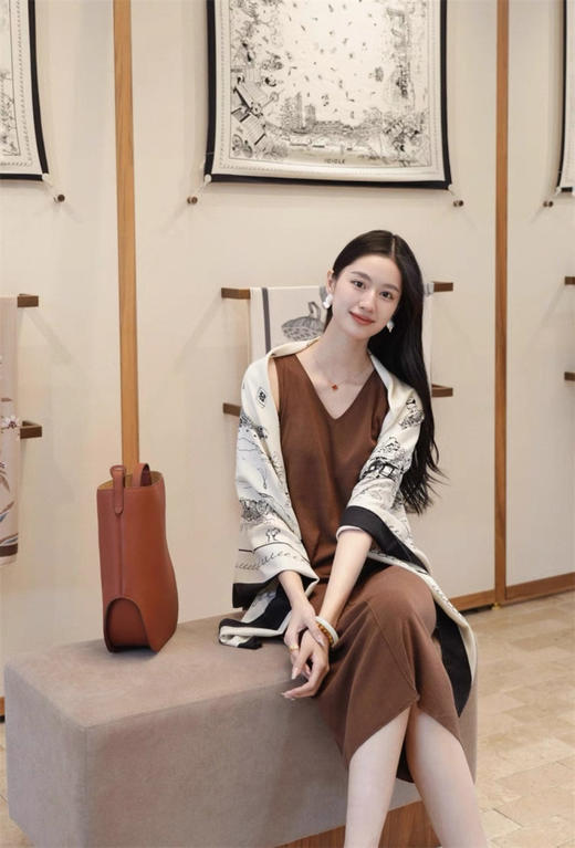 初九上新 开门红秒杀‼️小禾 真丝亚麻混纺 亲肤舒爽透气 摩卡慕斯 V领无袖 针织直身连衣裙 商品图3