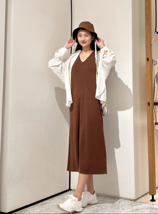 初九上新 开门红秒杀‼️小禾 真丝亚麻混纺 亲肤舒爽透气 摩卡慕斯 V领无袖 针织直身连衣裙 商品图4