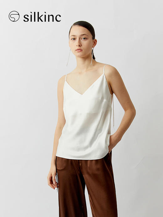 丝所｜S23C001 水晶斜裁V领吊带背心［ 黑 / 白 ] 商品图4