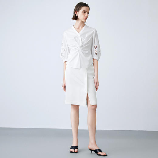 EITIE爱特爱夏季新款气质修身V领扭结设计上衣7713409 商品图4