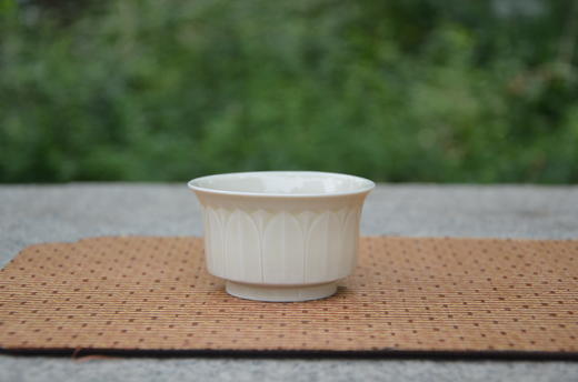 手工定窑 莲华慢品茗杯 以刀为笔 以瓷为卷 慢剔莲瓣初绽 器上生莲 定瓷风雅 商品图3
