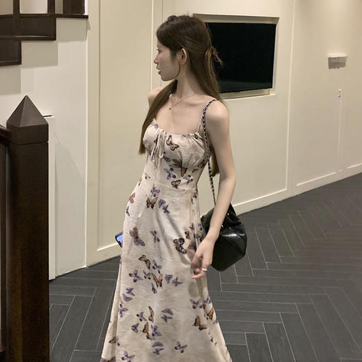 西遇露背吊带连衣裙女夏季新款蝴蝶印花系带法式收腰长裙SS050769 商品图3