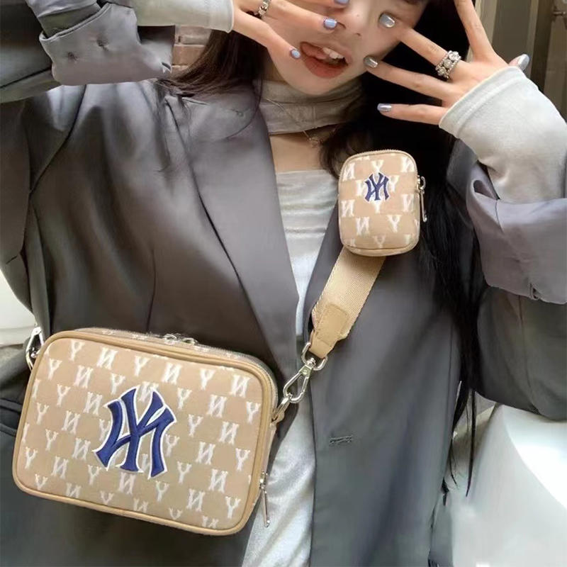 【MLB老花子母相机包】MLB男女情侣斜跨包复古老花运动休闲相机包