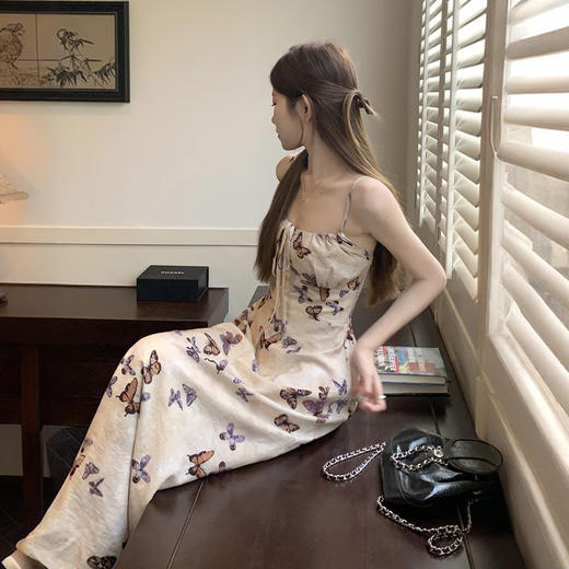 西遇露背吊带连衣裙女夏季新款蝴蝶印花系带法式收腰长裙SS050769 商品图0
