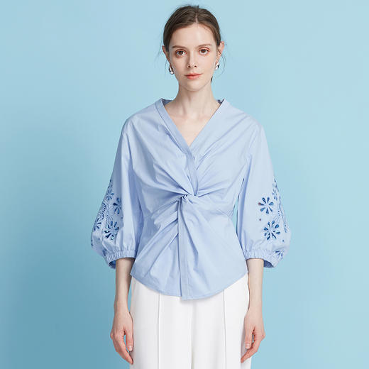 EITIE爱特爱夏季新款气质修身V领扭结设计上衣7713409 商品图6