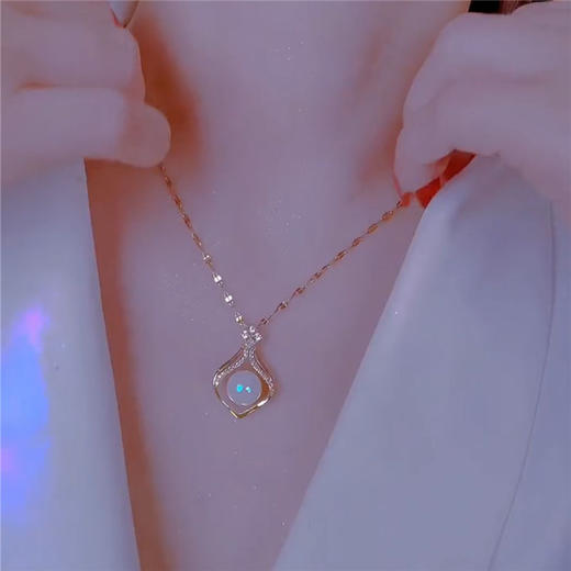 抖音爆款小荷包珍珠项链女高级感时尚优雅吊坠小众设计钛钢锁骨链 商品图1