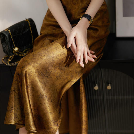 LONGNVFAIR  |  折木鎏金龟裂纹繁花醋酸新中式半身裙 商品图3