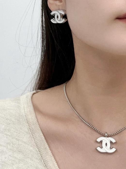 香奈儿 白珐琅银c耳钉（XJ） 商品图9