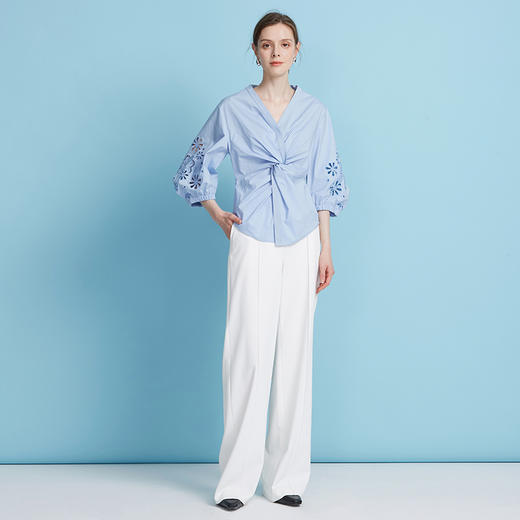 EITIE爱特爱夏季新款气质修身V领扭结设计上衣7713409 商品图8