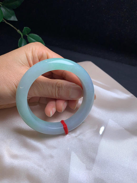 612965，54.8 绿底色手镯，条形板正，满圈都带绿底，隐约间还泛了点紫，细润干净 商品图5