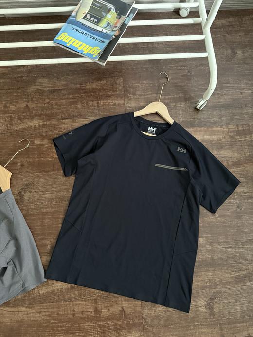 点此购买 海里汉森夏季男士HP防晒速干透气立体版型圆领短袖T恤 LL 318820 商品图1