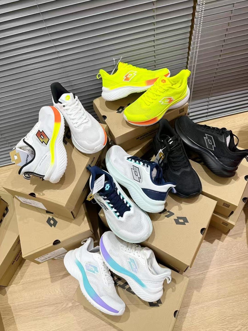 意大利🇮🇹正品乐途Lotto 透气跑鞋，运动鞋。天猫同步在售💰319独家破价➕帮品牌方清仓➕ 正品保证➕支持假1罚3
码数：35-45码（正常码下单）