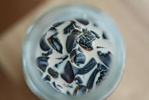 【龟苓膏 160g*6瓶装/箱】药食同源真龟苓膏 老龟加7味名药材 低糖不苦 搭配赠送的奶油球 小朋友都抢着吃 商品图3