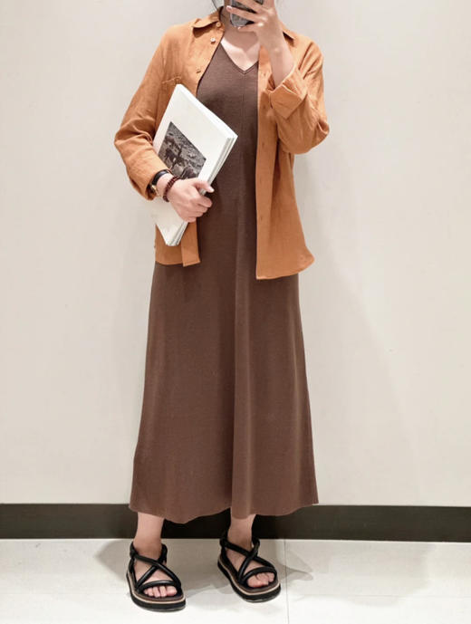 初九上新 开门红秒杀‼️小禾 真丝亚麻混纺 亲肤舒爽透气 摩卡慕斯 V领无袖 针织直身连衣裙 商品图8