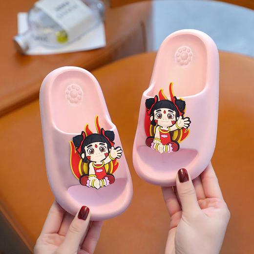 39.9元任选2双，单拍不发！【儿童凉鞋丨卡通儿童拖鞋系列】选用EVA材质，轻盈柔软，内鞋防滑纹理不打滑，透气孔洞疏水速干，鞋内空间大不挤脚，加入可爱卡通元素，一鞋两穿多色可选 商品图6