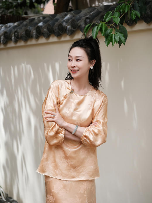 盛唐牡丹 |香槟色蝶恋花冠乐绉斜襟女上衣 商品图3