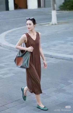 初九上新 开门红秒杀‼️小禾 真丝亚麻混纺 亲肤舒爽透气 摩卡慕斯 V领无袖 针织直身连衣裙