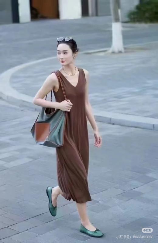 初九上新 开门红秒杀‼️小禾 真丝亚麻混纺 亲肤舒爽透气 摩卡慕斯 V领无袖 针织直身连衣裙 商品图0