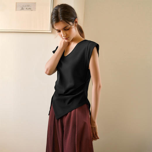 OLrain欧芮儿红色设计感V领T恤女夏季2025年新款修身显瘦套头上衣 商品图2