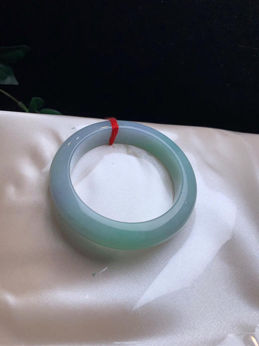 612965，54.8 绿底色手镯，条形板正，满圈都带绿底，隐约间还泛了点紫，细润干净 商品图4