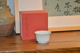 手工定窑 莲华慢品茗杯 以刀为笔 以瓷为卷 慢剔莲瓣初绽 器上生莲 定瓷风雅