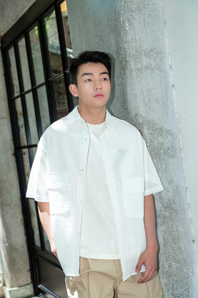 522522230简洁纯色短袖衬衫