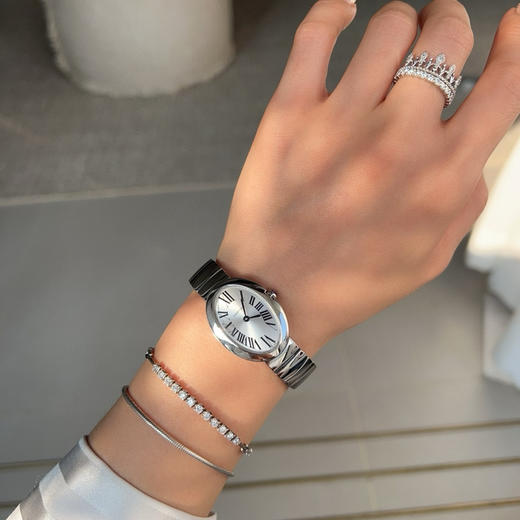 卡地亚创新与复古撞击的审美 / 银色 单圈大钻
Baignoire腕表卡地亚浴缸系列，法式优雅的椭圆形设计，环形手镯搭配隐藏式折叠表扣❕❕ 商品图14