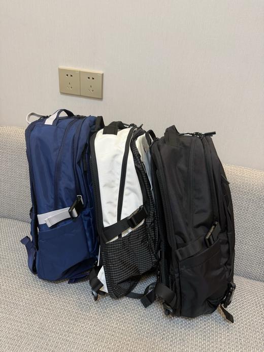 点此购买 迪桑特26L男女款徽标拉链开合尼龙双肩包  bk 318862 商品图2