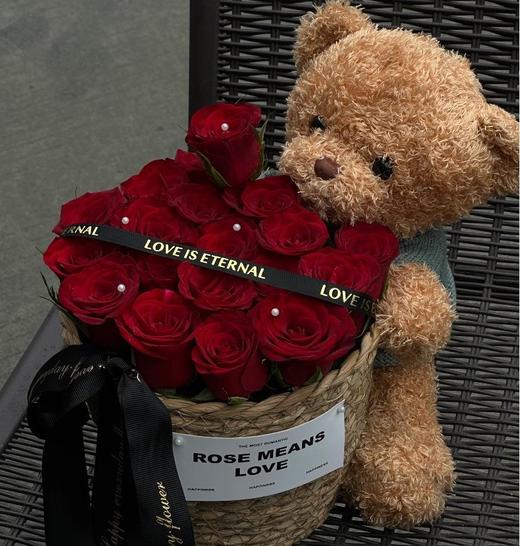 红玫瑰小熊抱抱桶花束 商品图0