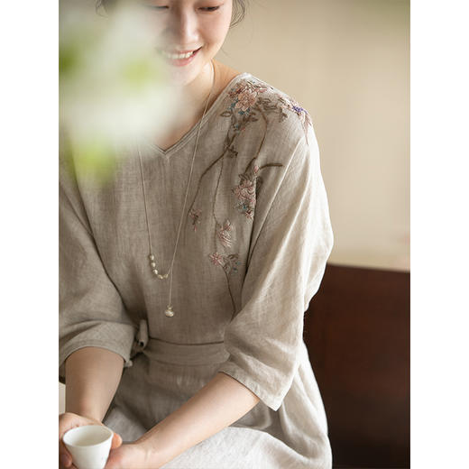 牧衣游原创手工刺绣汉麻连衣裙新品轻薄柔软质朴V领宽松长裙 知源 商品图1