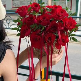 红玫瑰抱抱桶花束