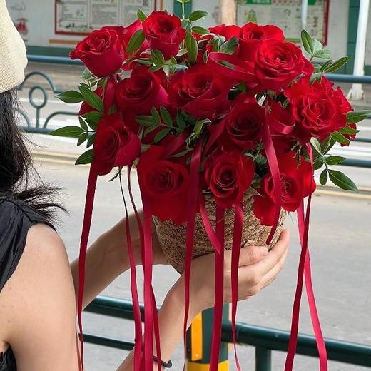 红玫瑰抱抱桶花束 商品图0