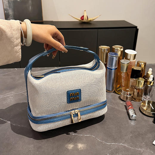 【上新！轻奢新宠】复古金属标✨帆布手提化妆包，收纳高级感一包搞定！💼2025新品金属标复古 轻奢帆布手提化妆包 高级感收纳包袋 商品图10
