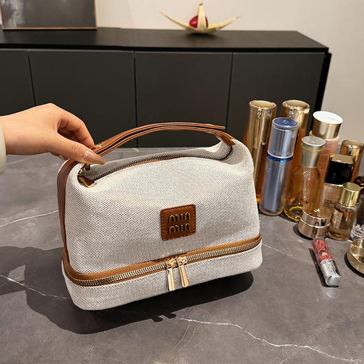 【上新！轻奢新宠】复古金属标✨帆布手提化妆包，收纳高级感一包搞定！💼2025新品金属标复古 轻奢帆布手提化妆包 高级感收纳包袋 商品图6