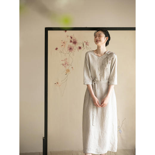 牧衣游原创手工刺绣汉麻连衣裙新品轻薄柔软质朴V领宽松长裙 知源 商品图3