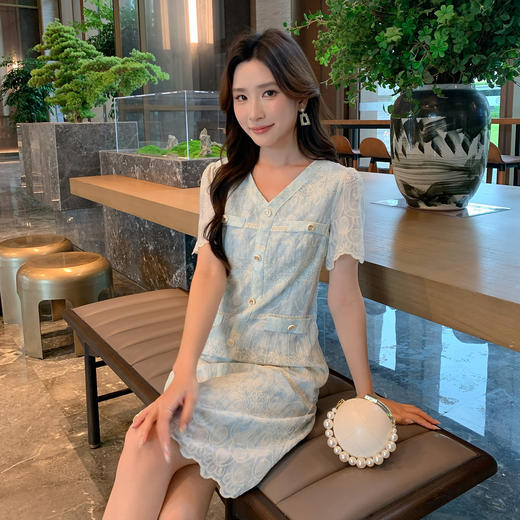 奢姿大码女装2025夏季新款胖妹妹小香风气质绣花V领轻奢连衣裙9952858337 商品图2