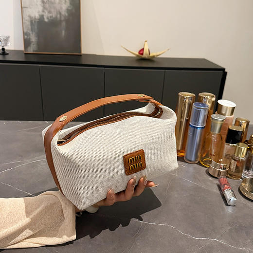 【上新！轻奢新宠】复古金属标✨帆布手提化妆包，收纳高级感一包搞定！💼2025新品金属标复古 轻奢帆布手提化妆包 高级感收纳包袋 商品图0