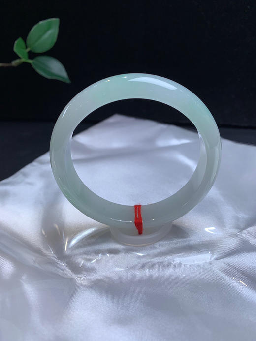 612971，54.5冰底飘绿手镯 ，底妆特别细，飘甜绿色，秀气清爽 商品图0