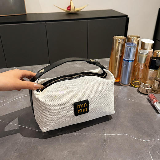 【上新！轻奢新宠】复古金属标✨帆布手提化妆包，收纳高级感一包搞定！💼2025新品金属标复古 轻奢帆布手提化妆包 高级感收纳包袋 商品图7