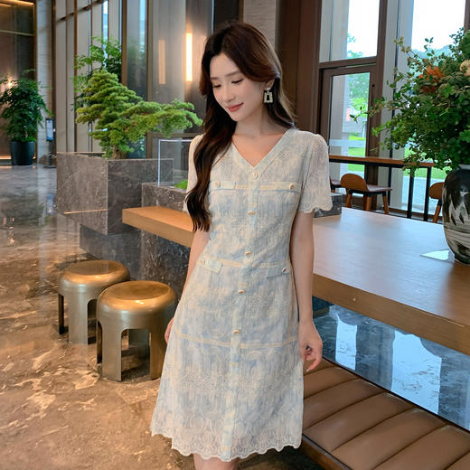 奢姿大码女装2025夏季新款胖妹妹小香风气质绣花V领轻奢连衣裙9952858337 商品图1