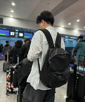 男女同款万茜朱一龙同款三宅一生双肩旅行包书包
