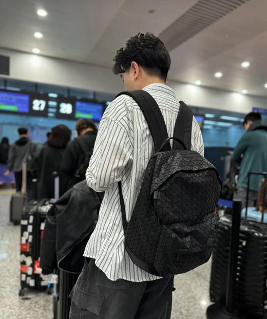 男女同款万茜朱一龙同款三宅一生双肩旅行包书包 商品图0