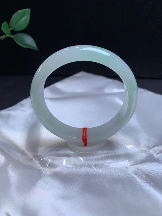 612971，54.5冰底飘绿手镯 ，底妆特别细，飘甜绿色，秀气清爽 商品图1