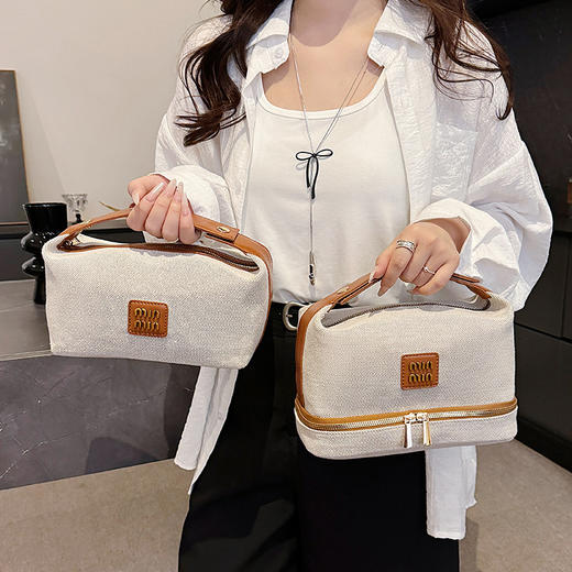 【上新！轻奢新宠】复古金属标✨帆布手提化妆包，收纳高级感一包搞定！💼2025新品金属标复古 轻奢帆布手提化妆包 高级感收纳包袋 商品图3