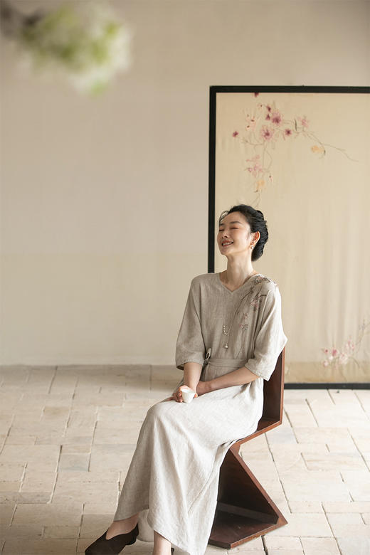 牧衣游原创手工刺绣汉麻连衣裙新品轻薄柔软质朴V领宽松长裙 知源 商品图5