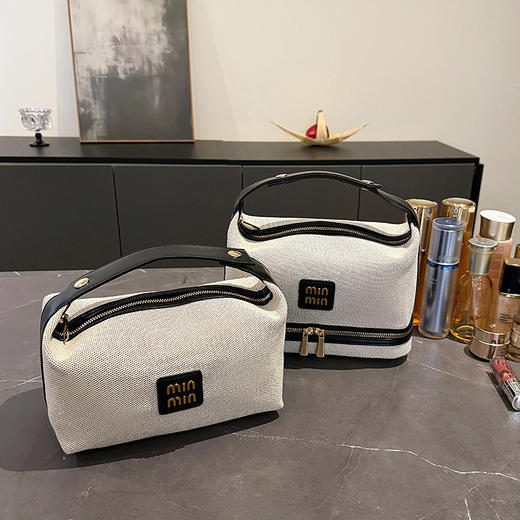 【上新！轻奢新宠】复古金属标✨帆布手提化妆包，收纳高级感一包搞定！💼2025新品金属标复古 轻奢帆布手提化妆包 高级感收纳包袋 商品图1