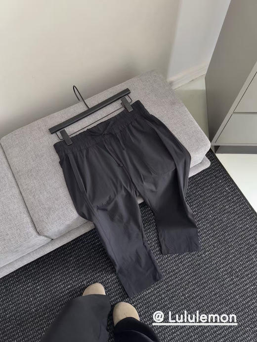 原单正品𝐋𝐮𝐥𝐮𝐥𝐞𝐦𝐨𝐧露露FW22 Swift™面料 Pull-On 纯色束腰中23"针织运动裤女款

黑色，尺码4 6 8 10 商品图3